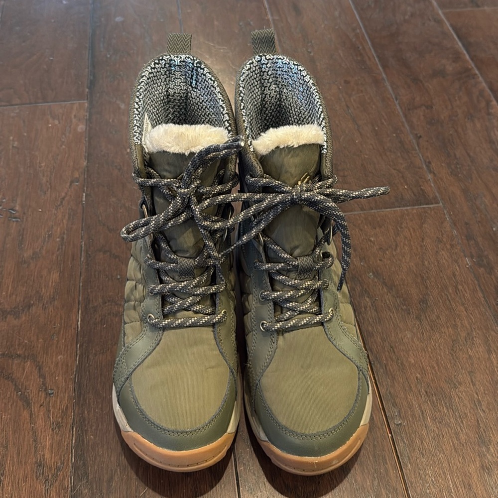 Columbia Women’s Hiking Boots (size 8)